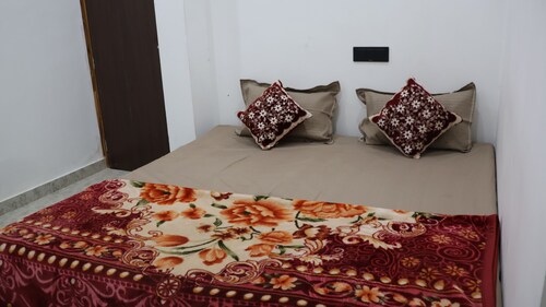 6-bedroom building in peaceful Varanasi with cool AC comfort