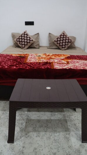 Room - 6-bedroom building in peaceful Varanasi with cool AC comfort (Varanasi)