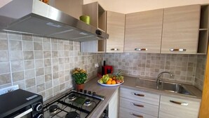 Full-sized fridge, stovetop, cookware/dishes/utensils - AffittaSardegna - Casa Turris (Porto Torres)