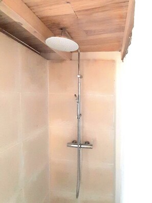 Shower, hair dryer, towels - Pêra White Patio – Small Space, Private Pool, Big Charm (Pêra)