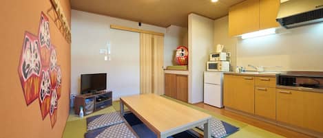 Apartamento básico | Área de estar | TV de tela plana 32 polegadas com canais digitais