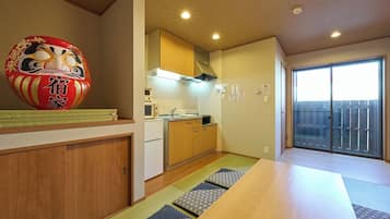 Eenvoudig appartement | Woonruimte | Een 32-inch flatscreentelevisie met digitale zenders