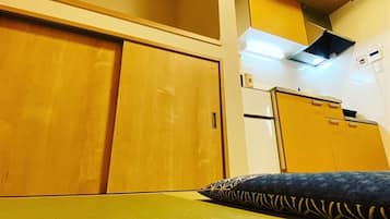 Basic Apartment | Private kitchen | Stovetop, cookware/dishes/utensils, freezer, ice maker