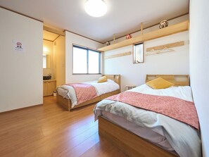 Desk, free WiFi, bed sheets - Yadoya Asakusa Darumaan (Tokyo)