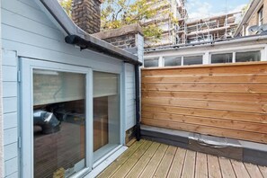 Exterior detail - Modern 2 Bedroom Apartment Near Putney Station (London)