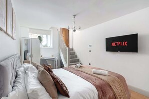 Iron/ironing board, travel cot, WiFi, bed sheets - Modern 2 Bedroom Apartment Near Putney Station (London)