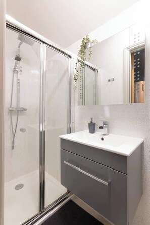 Shower, hair dryer, shampoo - Modern 2 Bedroom Apartment Near Putney Station (London)