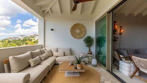 Una sala de estar moderna con sofá, mesa de centro y ventilador de techo.