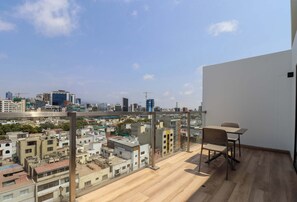 House - w Sunlit 1BR in the Heart of San Isidro (Lima)