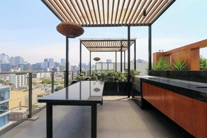 Apartment - w Sunlit 1BR in the Heart of San Isidro (Lima)