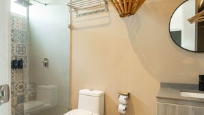 A bathroom with a toilet, a shower, a sink, and a mirror. - w Flawless Loft in the Heart of Bocagrande (Cartagena)