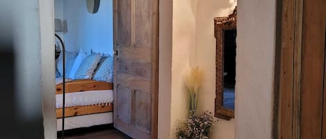 4 bedrooms, iron/ironing board, Internet, bed sheets