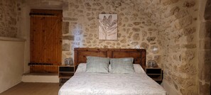 4 bedrooms, iron/ironing board, Internet, bed sheets - Hélène's house, consisting of two buildings. (Salles-sous-Bois)