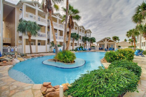 Walk to Beach & Dining: Corpus Christi Townhome