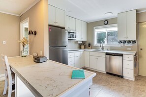 House (2 Bedrooms) | Interior - West Knoxville Area! Single-level Home Near Dtwn (Knoxville)