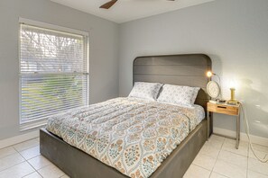 Interior - 5 Mi to Downtown St Pete: Private Oasis w/ Yard (St. Petersburg)