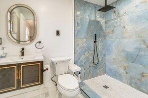 Interior - 5 Mi to Downtown St Pete: Private Oasis w/ Yard (St. Petersburg)