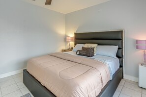 Interior - 5 Mi to Downtown St Pete: Private Oasis w/ Yard (St. Petersburg)