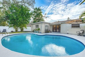 Front of property - 5 Mi to Downtown St Pete: Private Oasis w/ Yard (St. Petersburg)