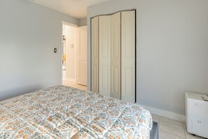 Interior - 5 Mi to Downtown St Pete: Private Oasis w/ Yard (St. Petersburg)