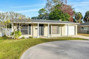 Interior - 5 Mi to Downtown St Pete: Private Oasis w/ Yard (St. Petersburg)