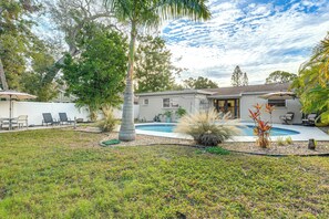 Interior - 5 Mi to Downtown St Pete: Private Oasis w/ Yard (St. Petersburg)