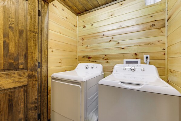 Unclassified image, 1 of 30, button - 11 Mi to Great Smoky Mountains NP: Modern Cabin (Whittier)