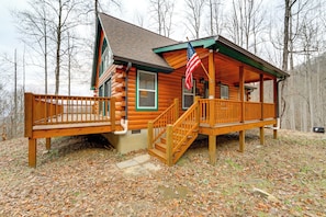 Interior - 11 Mi to Great Smoky Mountains NP: Modern Cabin (Whittier)