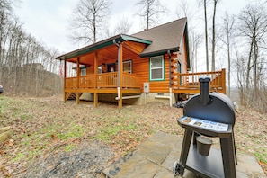 Interior - 11 Mi to Great Smoky Mountains NP: Modern Cabin (Whittier)