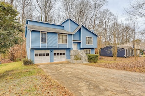 Interior - Group-friendly Home w/ Yard in Charlotte Suburbs! (Charlotte)