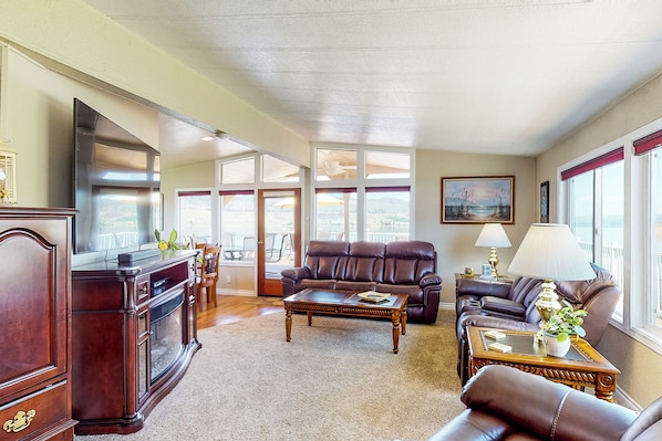 House (3 Bedrooms) | Interior - Paradise Point: Lakefront Escape w/ Views (Davenport)