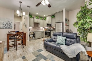 Interior - 3 Mi to Downtown Edinburg: Quiet Condo w/ Patio (Edinburg)