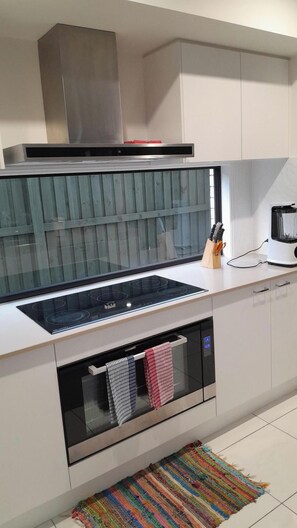 Private kitchen - Tasha's House in Augustine Heights (Augustine Heights)