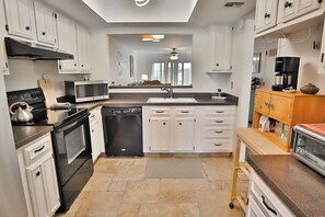 Fridge, microwave, oven, stovetop - Cozy Corner Townhome steps from winter haven (Tucson)