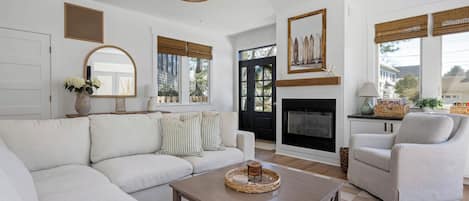 Smart TV, fireplace, books, stereo