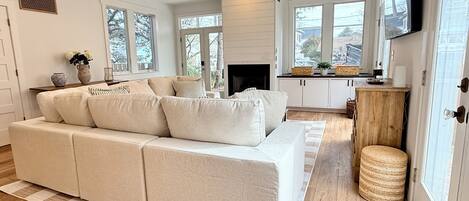 Smart-TV, Kamin, Bücher, Stereoanlage