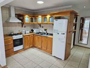 Fridge, microwave, oven, electric kettle - Pánaxa Fueguina: Spacious and modern apartment for 5 persons (Ushuaia)