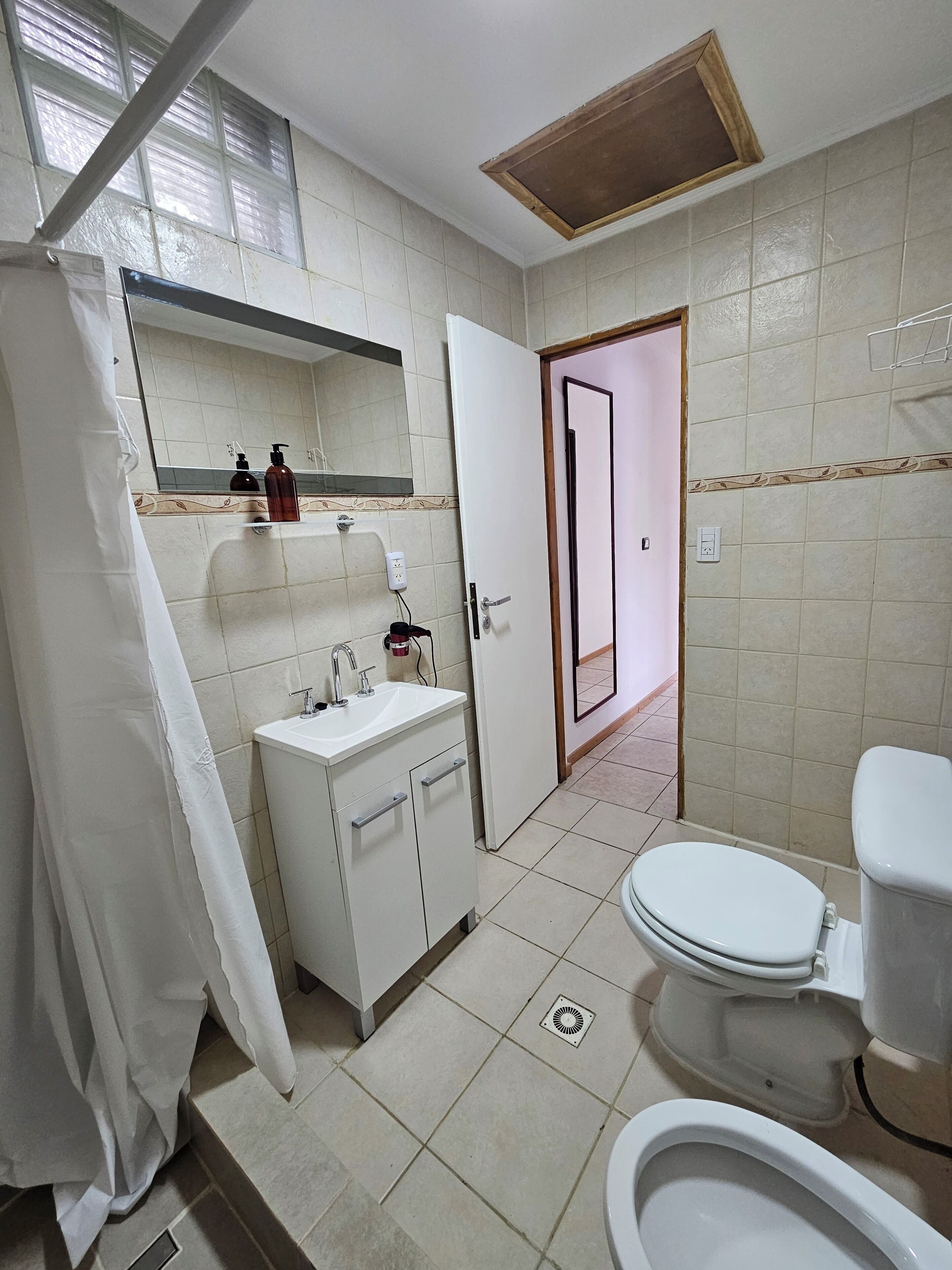 Een douche, een haardroger, een bidet, handdoeken