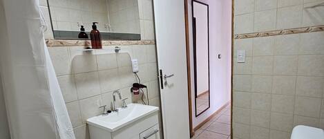Douche, sĂšche-cheveux, bidet, serviettes fournies