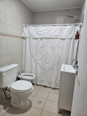 Shower, hair dryer, bidet, towels - Pánaxa Fueguina: Spacious and modern apartment for 5 persons (Ushuaia)