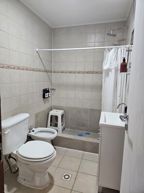 Shower, hair dryer, bidet, towels - Pánaxa Fueguina: Spacious and modern apartment for 5 persons (Ushuaia)