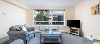 Apt - Sleeps 4 - Parking - Stn & Gatwick Close