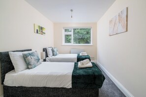 2 bedrooms, iron/ironing board, free WiFi, bed sheets - Redhill Holiday Home Sleeps 4 - Parking (Redhill)