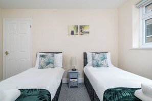 2 kamar tidur, setrika/meja setrika, Wi-Fi gratis, dan seprai linen
