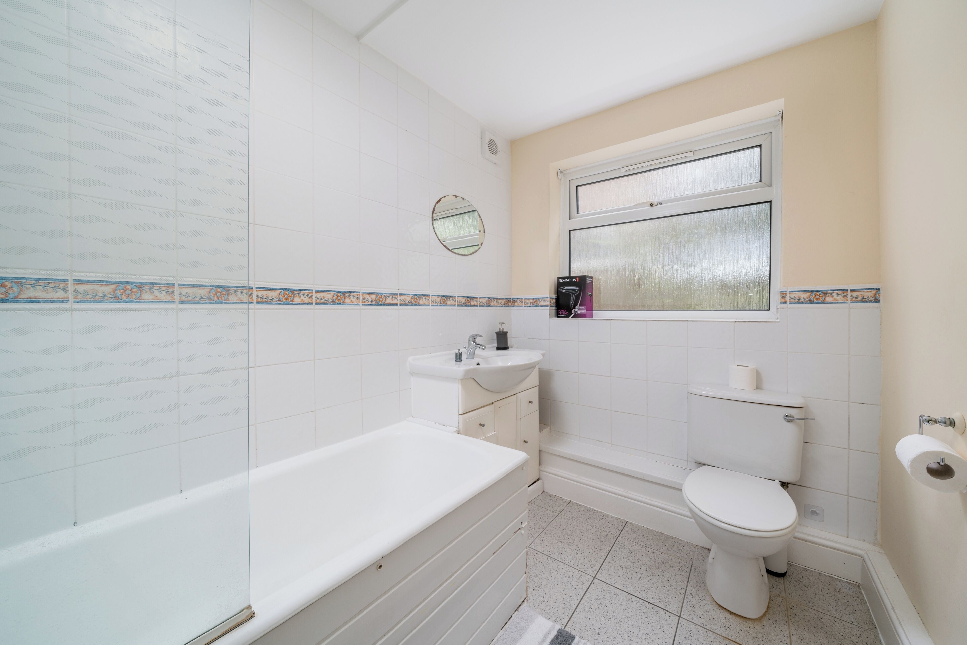 Deep-soaking bathtub, hair dryer, towels, toilet paper