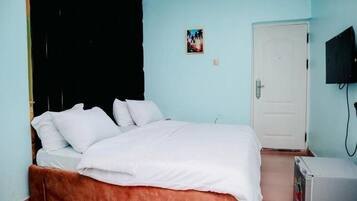 Quarto luxo, sacada, vista para a cidade | Escrivaninha, espaço de trabalho para notebook, cortinas blackout