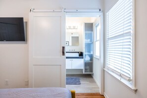 3 bedrooms, desk, iron/ironing board, travel cot - Walk to BeltLine | 3 Miles to World Cup Stadium (Atlanta)
