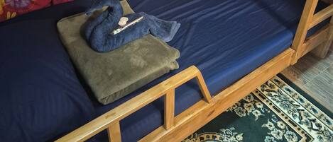 Planxa i posts de planxar, wifi i roba de llit