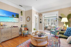 Smart TV, fireplace, video games, ping pong - Bohemian dream home in heart of downtown with hot tub and putting green (St. Augustine)