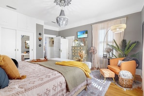 3 bedrooms, iron/ironing board, travel cot, free WiFi - Bohemian dream home in heart of downtown with hot tub and putting green (St. Augustine)